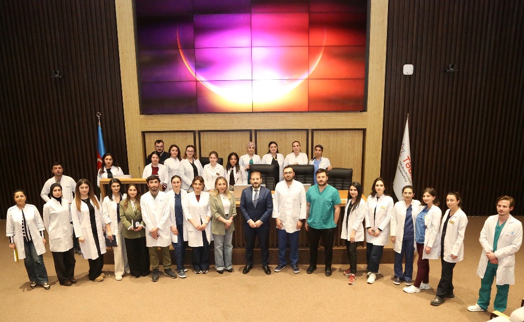Yeni Klinikada elmi toplantı - Gənc həkimlərdən yenilikçi təqdimatlar