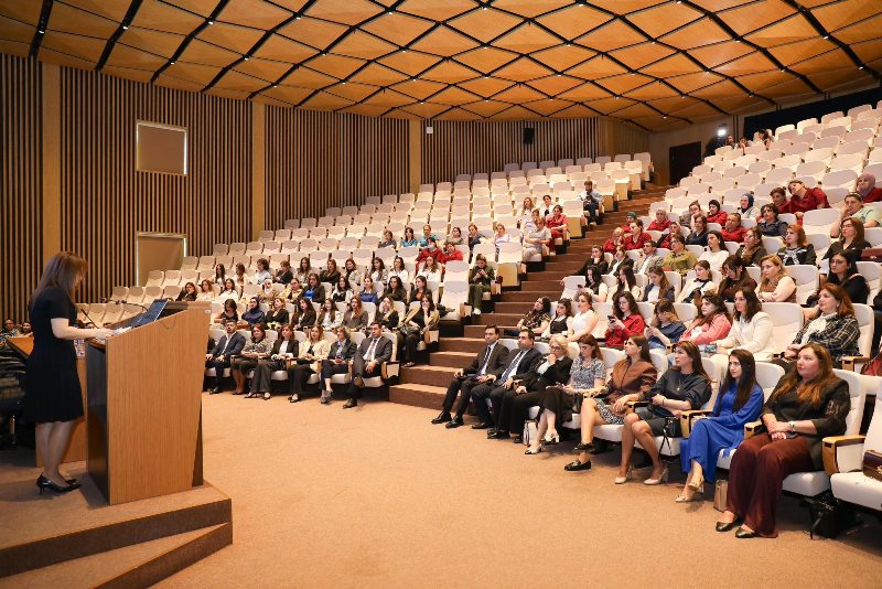 Yeni Klinikada körpə sağlamlığının təməli - ana südünün əhəmiyyəti müzakirə olundu