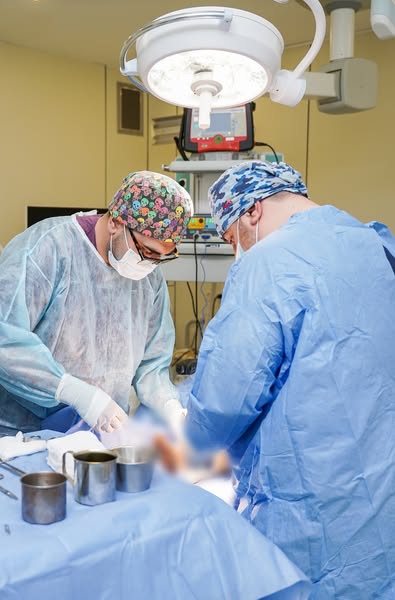 TƏBİB regionlarda ixtisaslı tibbi xidmətlərin səviyyəsini artırır - Quba Travmatoloji Mərkəzdə uğurlu əməliyyat