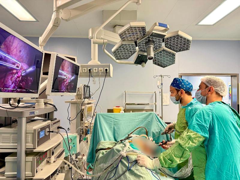 Yeni Klinikada uroloq həkimlər nadir icra edilən əməliyyatı uğurla həyata keçirdi