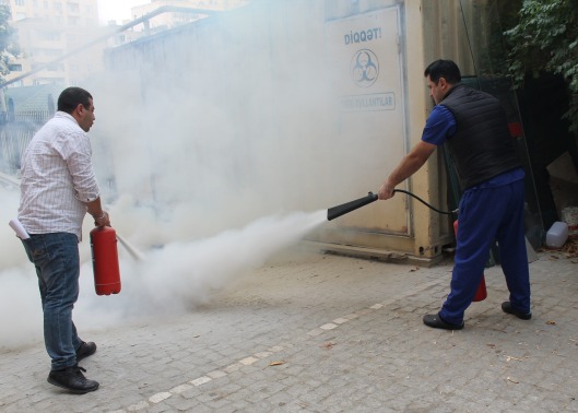 Yanğın zamanı düzgün davranış qaydaları öyrədildi – Mərkəzi Gömrük Hospitalında praktiki təlim 