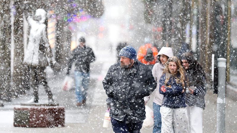 15 nəfər əlverişsiz hava şəraitinə görə xəsarət alıb