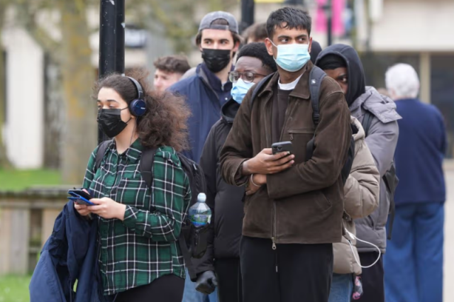 Meningit epidemiyası: Tələbə və işçilər antibiotik üçün növbəyə düzülüblər