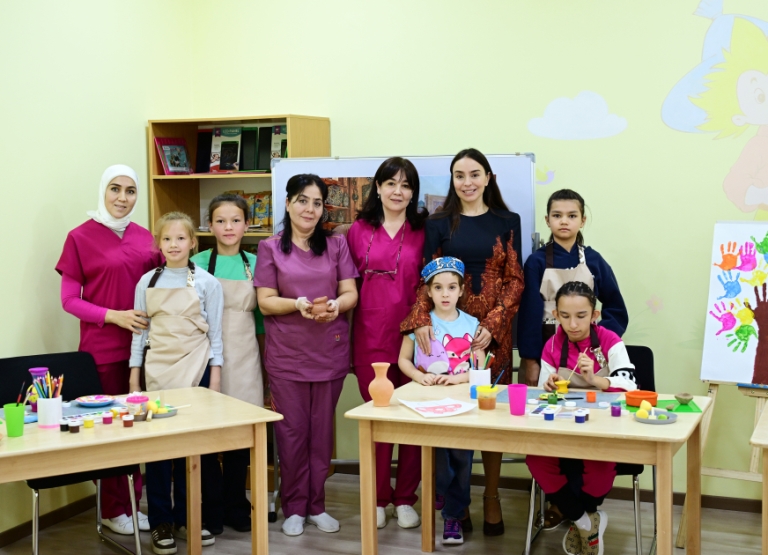 Leyla Əliyeva Səmərqənddə xüsusi qayğıya ehtiyacı olan uşaqlar üçün yaradılan mərkəzlərin fəaliyyəti ilə tanış olub